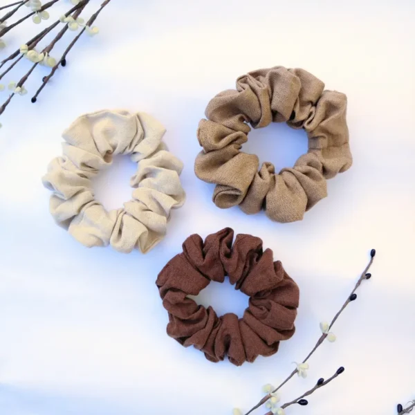 Brown linen scrunchie set flat