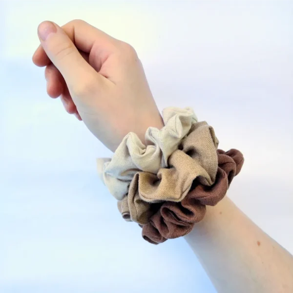 Brown linen scrunchie set wrist